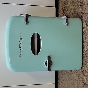 NWT Nostalgia Retro Skincare/6-Can Personal Mini Fridge, Aqua